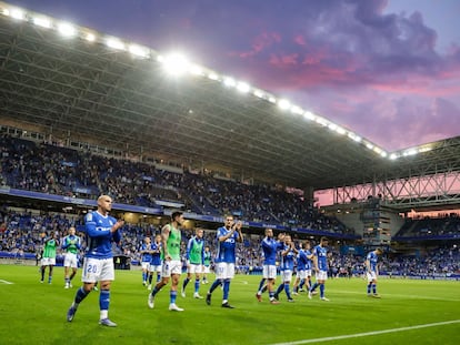 El Real Oviedo aplaude a la afición al finalizar el encuentro contra el Ibiza.