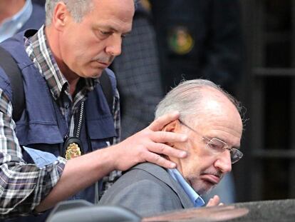 La policía ha detenido a Rodrigo Rato, exvicepresidente del Gobierno de José María Aznar, tras haber registrado su casa. La Fiscalía le acusa de los delitos de blanqueo, alzamiento de bienes y fraude fiscal. El ex director gerente del FMI no ha salido esposado de su domicilio, pero uno de los agentes que le acompañaba le ha ayudado a entrar en el coche cogiéndole de la nuca.