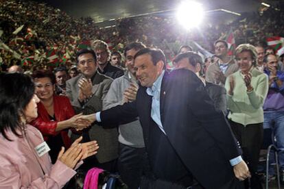 Juan José Ibarretxe, candidato de PNV-EA, saluda a los asistentes al mitin celebrado en Barakaldo.