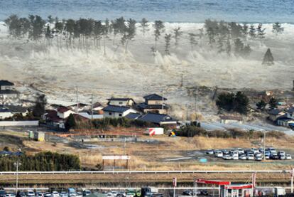 Una de las enormes olas provocadas por el tsunami golpea una zona residencial de la localidad japonesa de Natori, al noreste de Japón.