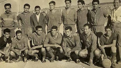 Foto del partido de homenaje al secretario técnico del club Pinar de Hortaleza, a principios de los sesenta. Luis, agachado, es el cuarto por la izquierda.