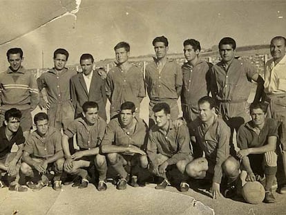 Foto del partido de homenaje al secretario técnico del club Pinar de Hortaleza, a principios de los sesenta. Luis, agachado, es el cuarto por la izquierda.