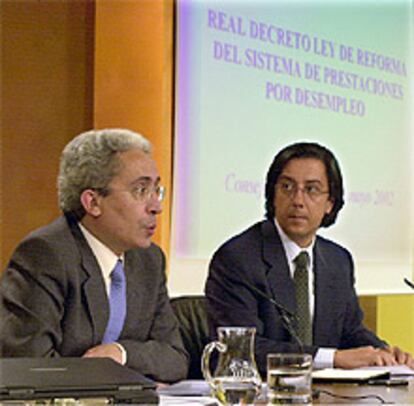El ministro de Trabajo, Juan Carlos Aparicion (i), con el ministro Portavoz, Pio Cabanillas (d), en la rueda de prensa posterior a la reunión del Consejo de ministros.