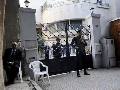 Soldados montan guardia frente a la sede de una ONG en El Cairo.