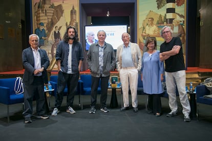 En el homenaje a Manuel Vicent, desde la izquierda, Juan Cruz, Manuel Jabois, Joan Manuel Serrat, Manuel Vicent, Nativel Preciado y David Trueba.