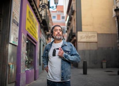 Manuel Garcia, cantautor chileno, en el centro de Madrid, en agosto.