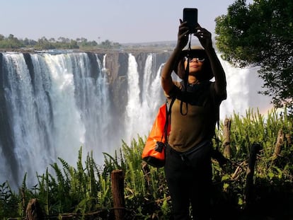 Una turista se fotografía en el lado zimbabués de las cataratas Victoria, formadas por el río Zambeze.