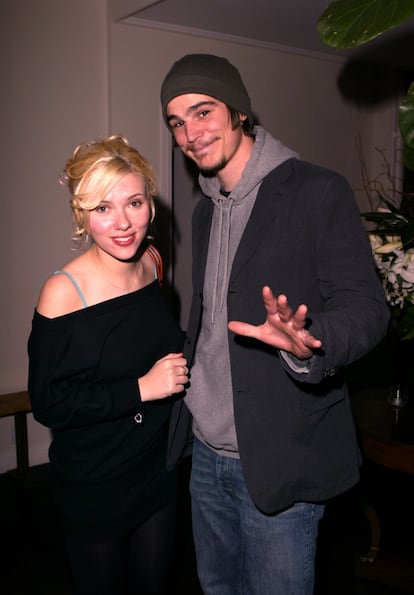 Josh Hartnett. Se conocieron mientras rodaban juntos La dalia negra (2006), y su romance duró de 2005 a 2007. El actor confesó al británico Mirror que tuvieron una relación divertida y que le gustaba Scarlett de verdad. ¿El motivo de la separación? Que sus agendas no les permitían pasar suficiente tiempo juntos.