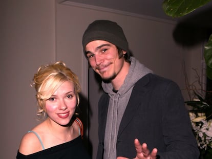 Josh Hartnett. Se conocieron mientras rodaban juntos La dalia negra (2006), y su romance duró de 2005 a 2007. El actor confesó al británico Mirror que tuvieron una relación divertida y que le gustaba Scarlett de verdad. ¿El motivo de la separación? Que sus agendas no les permitían pasar suficiente tiempo juntos.