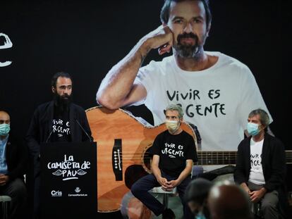 El creador de la camiseta de Pau Donés, Jorge Martínez; el hermano del músico, Marc Donés; el publicista Josep María Piera y el técnico de ventas e-Commerce de Correos, Raúl de la Vega, el martes en Madrid.