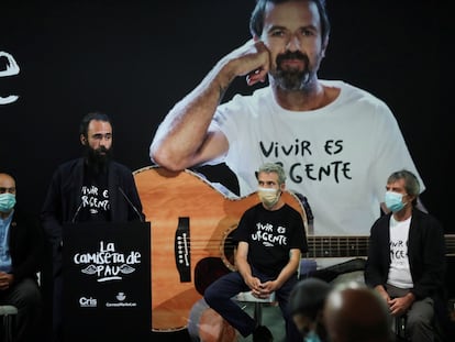 El creador de la camiseta de Pau Donés, Jorge Martínez; el hermano del músico, Marc Donés; el publicista Josep María Piera y el técnico de ventas e-Commerce de Correos, Raúl de la Vega, el martes en Madrid.