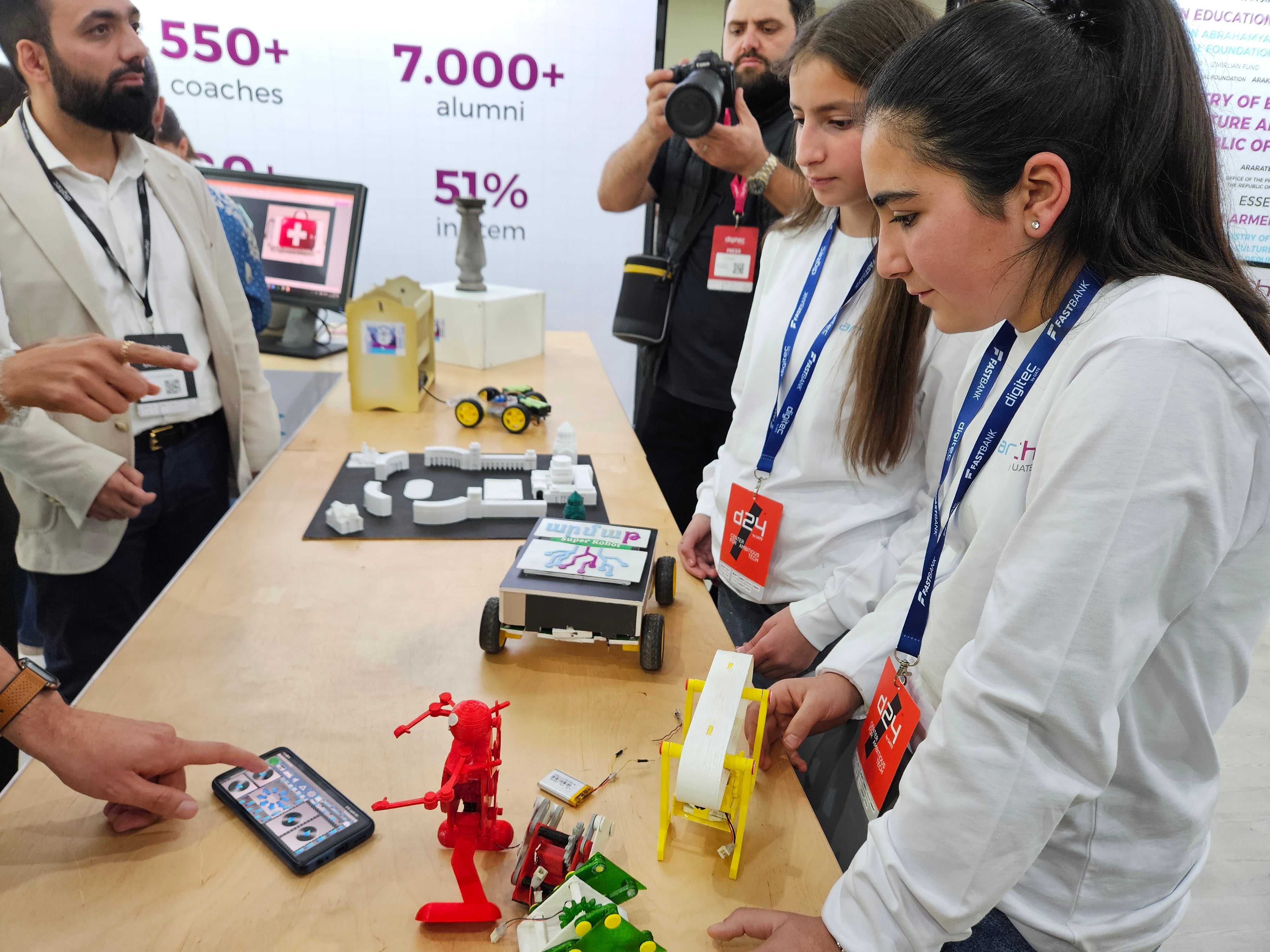 Escolares del programa Armath muestran prototipos robóticos en la feria Digitec celebrada en Ereván.