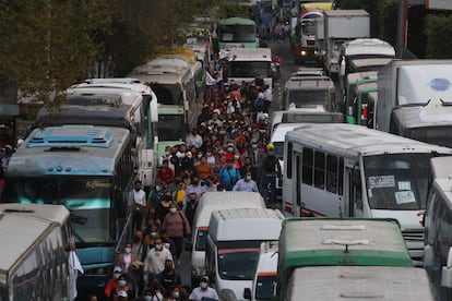 Cientos de personas abarrotaron las principales vialidades que tienen como destino el Zócalo capitalino este miércoles para vivir en primera línea el tercer informe del mandatario mexicano.