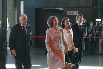 La Reina se dirige a entregar los premios junto al alcalde Azkuna (izquierda), la secretaria de Estado Carmen Vela y el diputado general de Bizkaia, José Luis Bilbao.