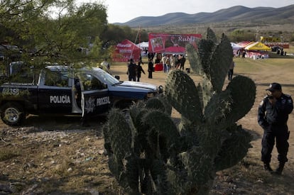 Policías aseguran el área donde se celebran los XV años de Rubí
