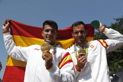 Cristian Toro y Saúl Craviotto celebran el oro en los 200 m piragüismo (K2).