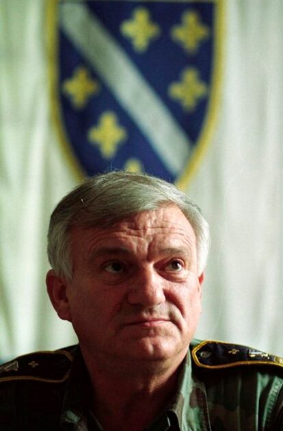 Jovan Divjak, durante una entrevista en Sarajevo en 1995. / REUTERS