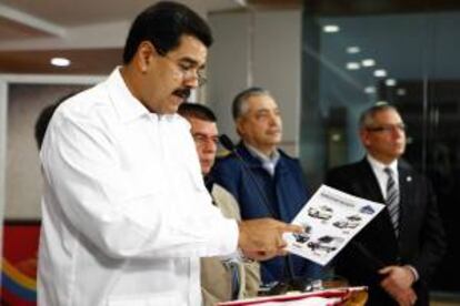Fotografía cedida por prensa de Miraflores que muestra al presidente Nicolás Maduro durante una alocución de televisión este martes.