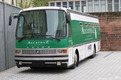 Si lo que se desea es disfrutar de una noche entre rejas, el hotel Alcatraz, situado en el edificio que fuera el centro penitenciario de la ciudad alemana de Kaiserslautern cuenta con celdas para dormir y ventanas enrejadas.