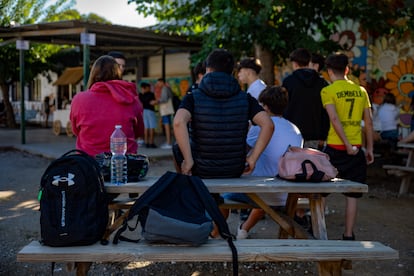 Alumnos durante el recreo en el instituto de educación secundaria La Vall de Tenes.