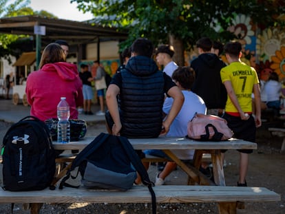 Alumnos durante el recreo en un instituto de Barcelona.