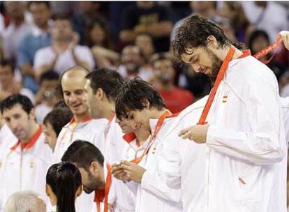 Los jugadores de la selección española de baloncesto reciben la medalla de plata