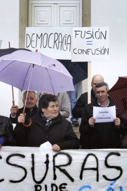 Protesta por la fusión entre los municipios gallegos de Cesuras y Oza.