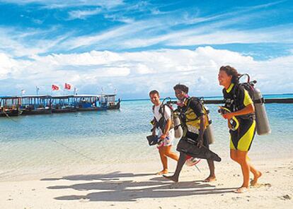 Los cursos de iniciación al buceo son una alternativa refrescante para hacer deporte en verano. En la fotografía, unos turistas dispuestos a sumergirse en las aguas del atolón Ari, en las islas Maldivas.