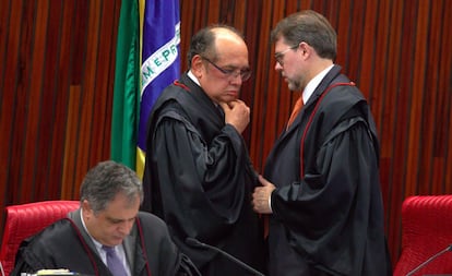 Gilmar Mendes e Dias Toffoli no plen&aacute;rio do TSE.