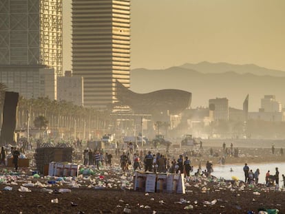 Aspecto de la playa de Barcelona tras la verbena de Sant Joan de 2019.