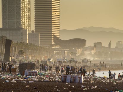 Final de la verbena de Sant Joan en las playas de Barcelona