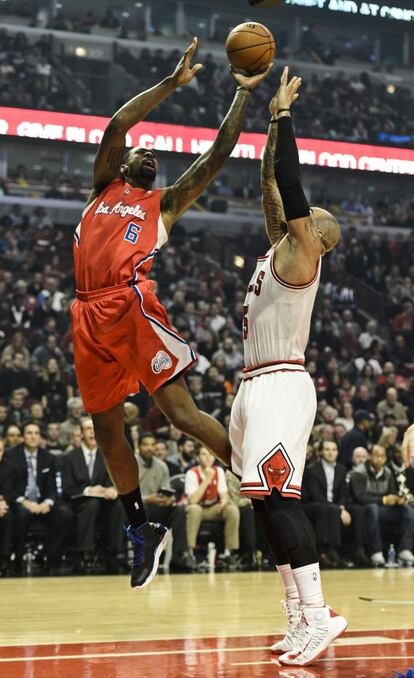 Jordan, de los Clippers, atrapa el balón ante Carlos Boozer, de los Bulls