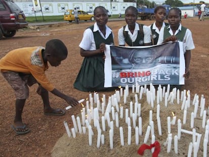 Estudiantes liberianas acendem vai-as para apoiar às jovens nigerianas sequestradas.