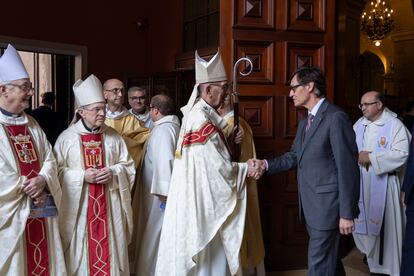 El presidente de la Generalitat, Salvador Illa, saluda al arzobispo de Barcelona, Juan José Omella, a su llegada a la basílica de la Mercè para asistir a misa en el día de la patrona de la ciudad.