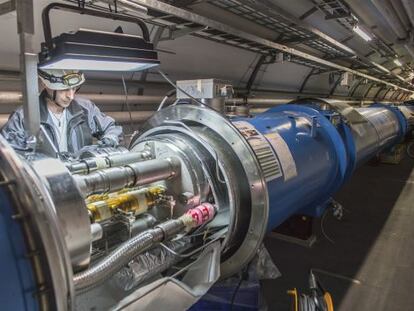 Un especialista trabaja en la puesta a punto del acelerador de partículas LHC, junto a Ginebra, en julio de 2013.