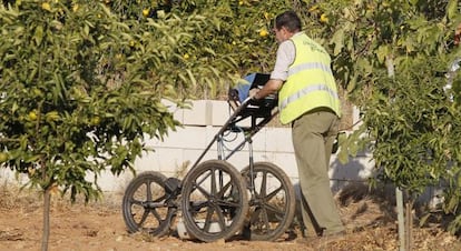 Un t&eacute;cnico usa un georradar en la finca de los Bret&oacute;n.