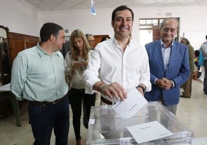 El presidente del Partido Popular andaluz, Juan Manuel Moreno (c), acompañado por el portavoz de esta formación, Elías Bendodo (i), y el alcalde de Málaga, Francisco de la Torre, vota en las elecciones europeas en el Colegio Sagrado Corazón de Málaga.