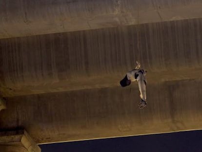 Um cadáver pendurado em uma ponte na Cidade do México.