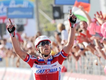El ciclista italiano Luca Paolini levanta sus brazos tras cruzar la línea de meta.