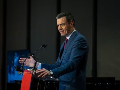 El presidente del Gobierno, Pedro Sánchez, en el homenaje al exministro, exsenador y primer presidente de Canarias, Jerónimo Saavedra, el lunes en Madrid.