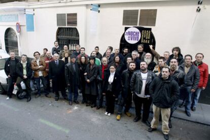 Representantes de la Asociación de La Noche en Vivo ante la entrada del Bogui Jazz precintado.