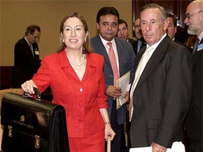 Ana Pastor, junto al presidente de la Comisión de Sanidad del Congreso de los Diputados, Feliciano Blazquez.