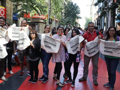 Vecinos de Santiago exhiben sus bolsas reciclables.