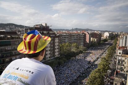 Desde uno de los tejados de los edificios de la Meridiana un joven observa cómo pasa el puntero que atravesó la Meridiana,una de las grandes arterias de la capital catalana.