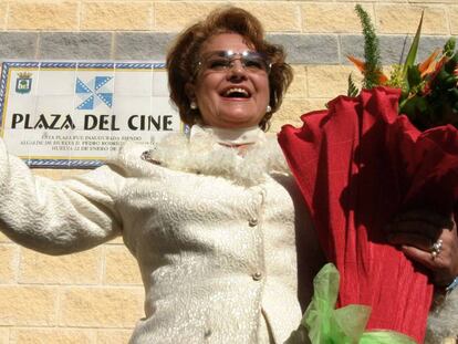 La actriz Carmen Sevilla, durante la inauguración de la Plaza del Cine en Huelva, en 2005.