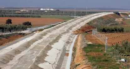 Obras del AVE a su paso por la localidad sevillana de Osuna, en 2007.