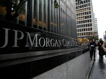 Un letrero de JP Morgan Chase Bank se ve frente a la torre de su sede en Manhattan, Nueva York, EE. UU., 13 de noviembre de 2017. REUTERS / Amr Alfiky