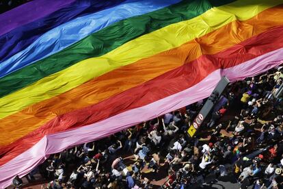 Manifestantes participam da Parada do Orgulho Lgbtqia+ em São Paulo, em 18 de julho de 2019.