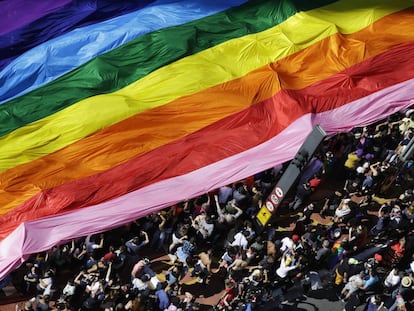 Manifestantes participam da Parada do Orgulho Lgbtqia+ em São Paulo, em 18 de julho de 2019.