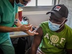 Un refugiado africano es vacunado contra la covid, el martes en Tel Aviv.
